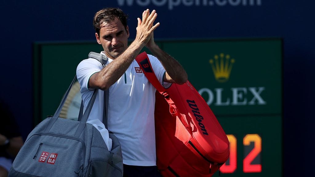 Roger Federer poistui Cincinnatin ATP Masters -kentiltä vain hiukan reilussa tunnissa tulleen tappion jälkeen.