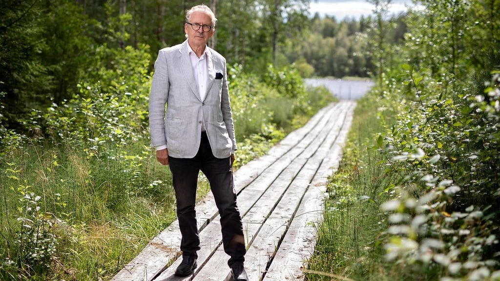 70 vuotta täyttävä Rusi on diplomaattiuran lisäksi kansainvälisesti tunnettu kansainvälisen politiikan tutkija, jolla on laaja tuotanto.