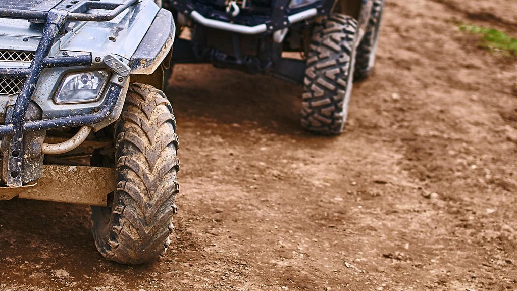 Työtehtävissä ollut nainen ajoi onnettomuuden tapahtuessa traktoriksi rekisteröityä mönkijän ja perävaunun yhdistelmää. Kuvituskuvan ajoneuvo ei liity uutiseen.