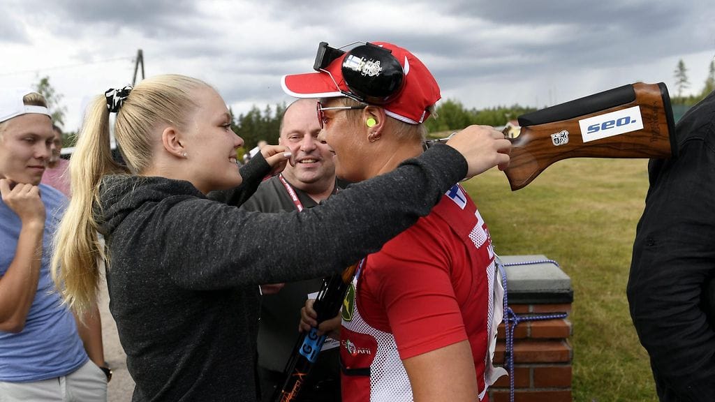 Tytär Sara Nummela onnitteli Satu-Mäkelä Nummelaa Hollolan kisassa.