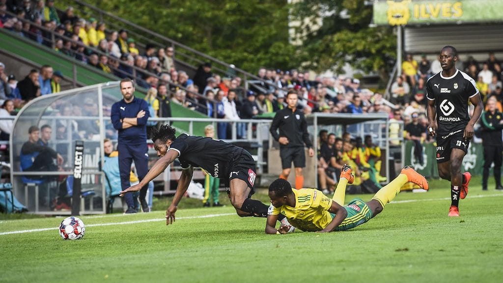 KuPSin Luis Carlos Murillo ja Ilveksen Fofana Tiemoko taistelivat pallosta Veikkausliigan kärkipään kamppailussa.