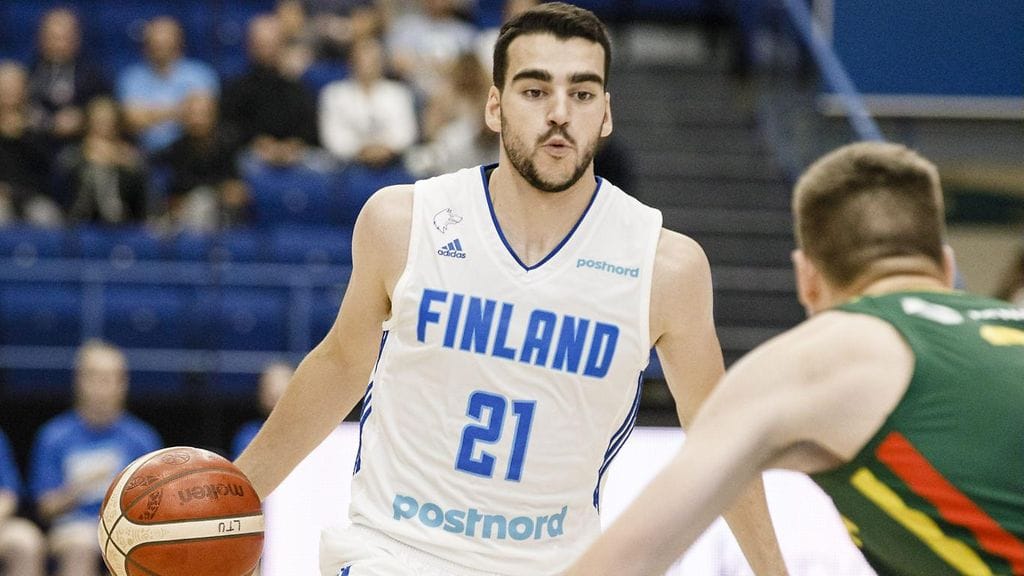 Edon Maxhuni kehissä Liettuaa vastaan.