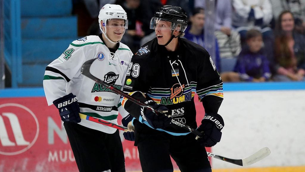 Kaapo Kakko ja Patrik Laine jäällä Lahden alumniottelussa.