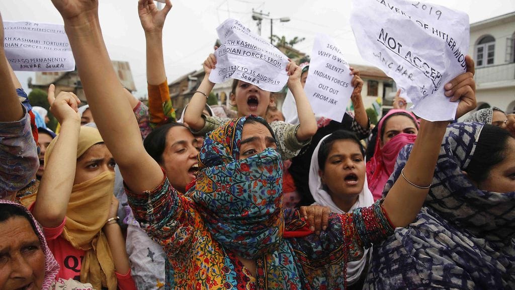 Kashmirissa Intiassa sadat mielenosoittajat ja poliisi ottivat yhteen viime viikolla.