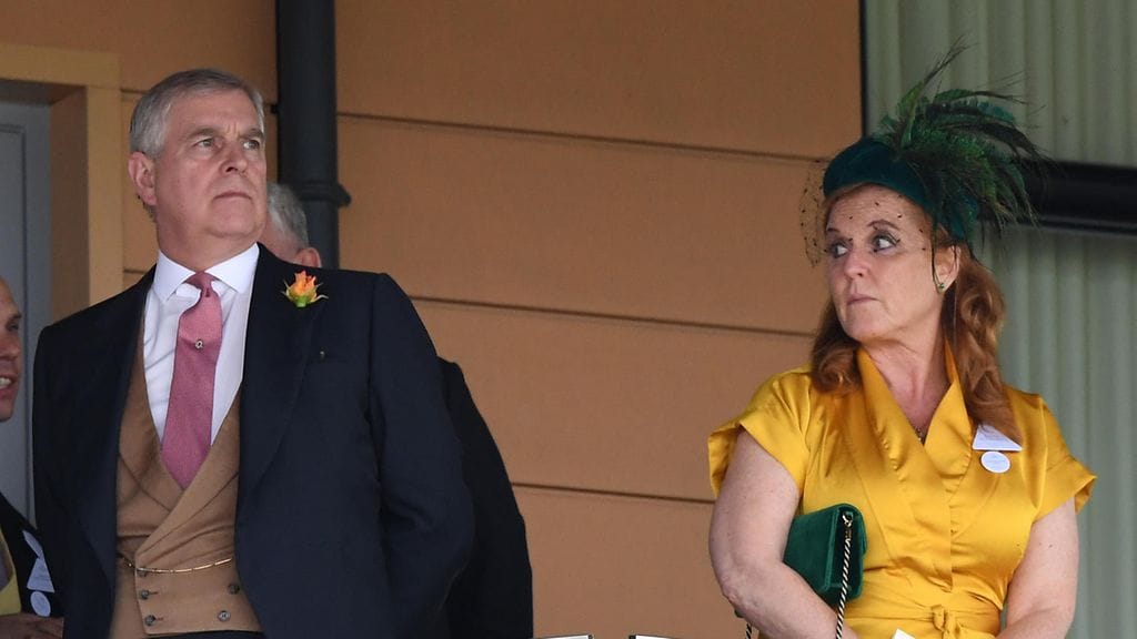 Prinssi Andrew entisen puolsinsa Yorkin herttuatar Sarahin kanssa Ascotin hevoskilpailuissa viime kesäkuussa.