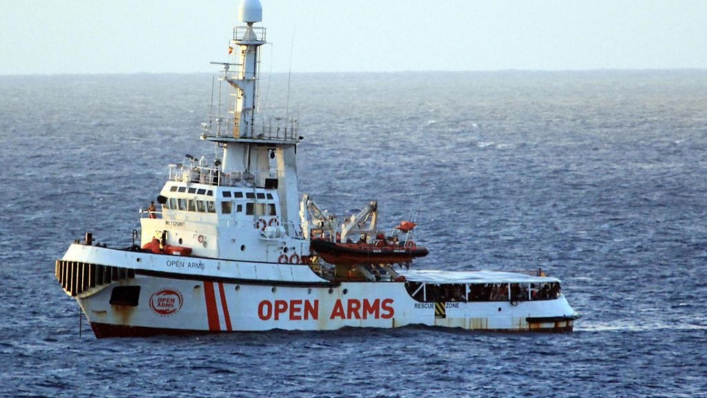 Open Arms -kansalaisjärjestön alus on ankkuroituna lähellä Lampedusan saarta.