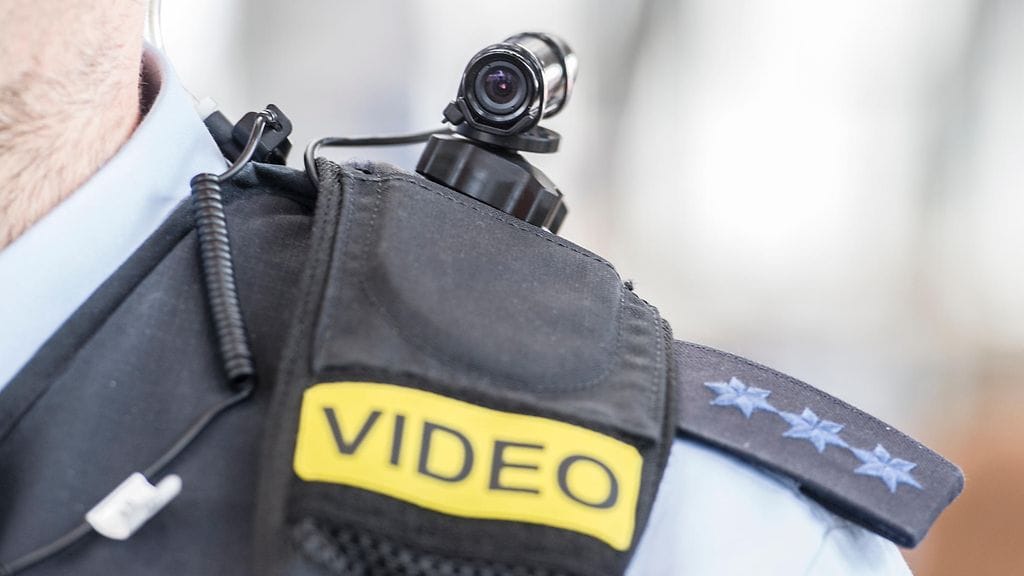 Saksalaiset poliisit saivat uudet työasuun kiinnitetyt kamerat käyttöönsä vuonna 2016.