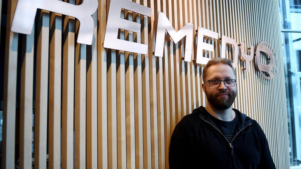 Game director Mikael Kasurinen peliyhtiö Remedy Entertainmentin studiolla Espoossa.