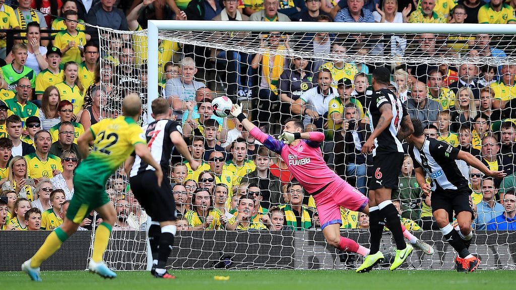 Teemu Pukki iskee ensimmäisen osumansa Newcastlen verkkoon.