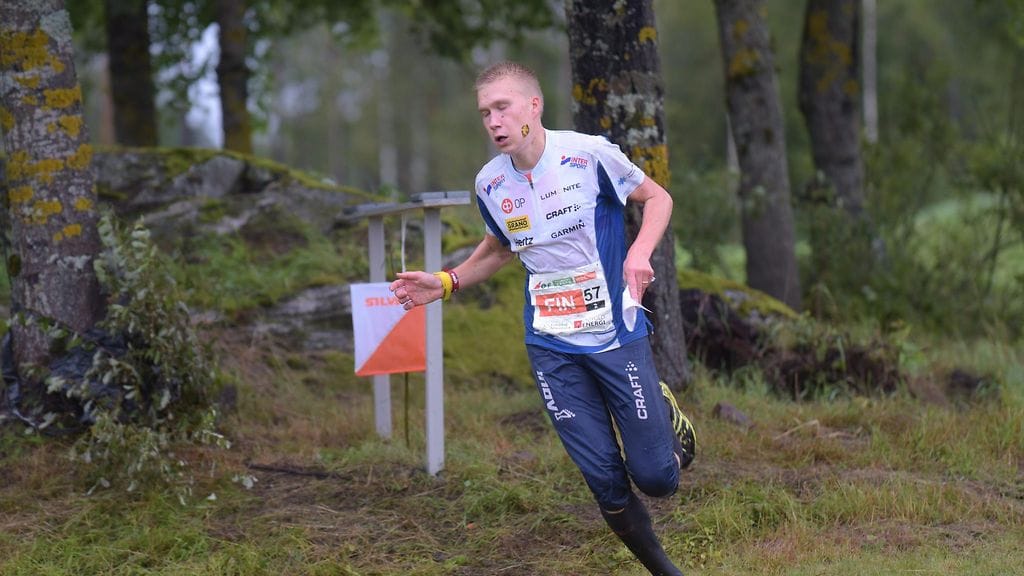 Elias Kuukka vauhdissa MM-viestisuunnistuksessa.