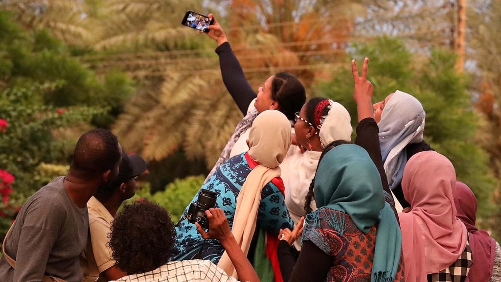 Sudanilaiset ihmiset ottivat selfien osana historiallisen sopimuksen juhlintaa.