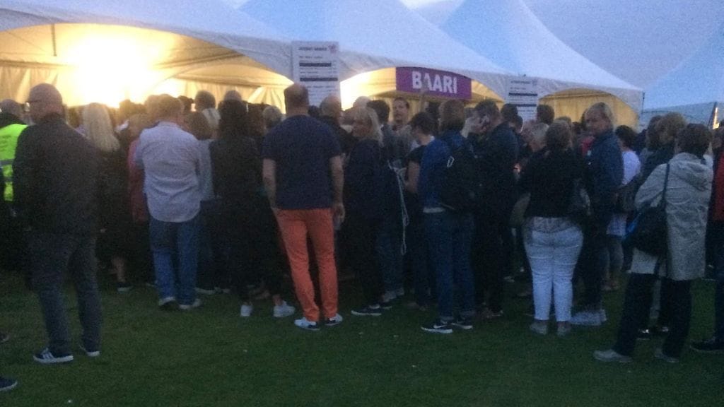 Tagi on pop -tapahtuman kävijän mukaan juoman myyntipisteitä oli liian vähän kävijämäärään verrattuna, minkä takia jonot muodostuivat erittäin pitkiksi.