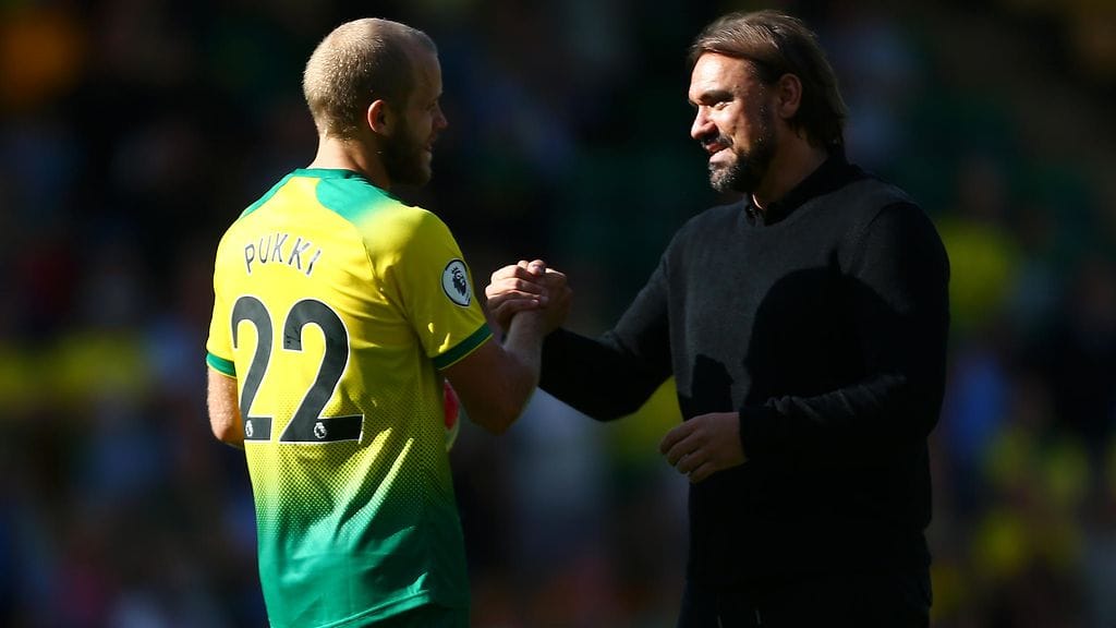 Teemu Pukki vastaanotti onnittelut manageri Daniel Farkelta.