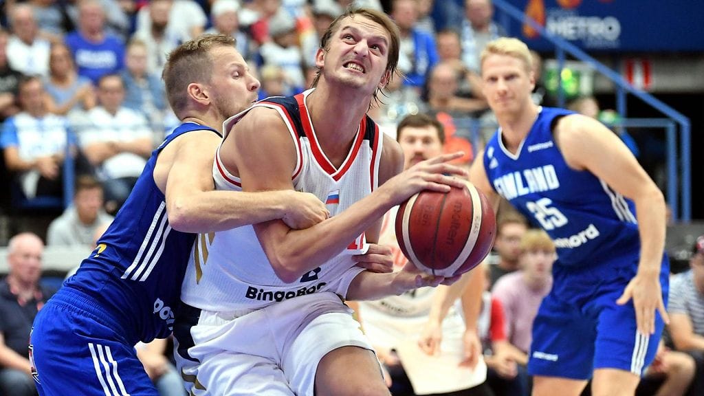 Suomen Mikko Koivisto yritti turhaan riistää palloa Venäjän Vladimir Ivleviltä.