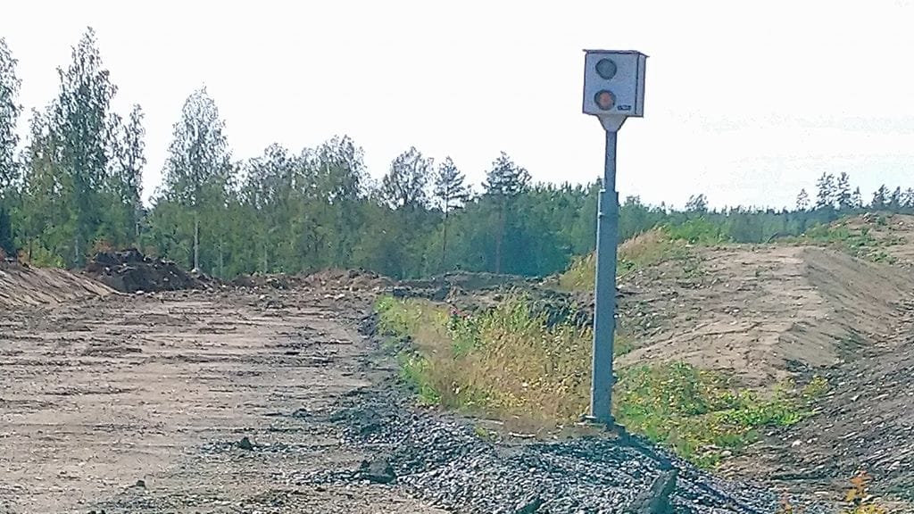 Itä-Suomen poliisin julkaisema kuva erikoisessa paikassa törröttävästä kameratolpasta.