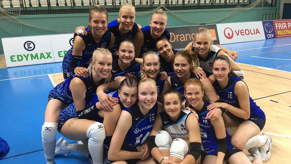 Suomen naisten lentopallomaajoukkue otti kovan päänahan Slovakiassa.