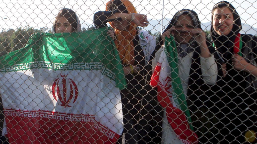 Jalkapallofanit katselivat Iranin maajoukkueen harjoituksia aidan läpi vuonna 2006. Naisia ei päästetty paikan päälle seuraamaan harjoituksia.