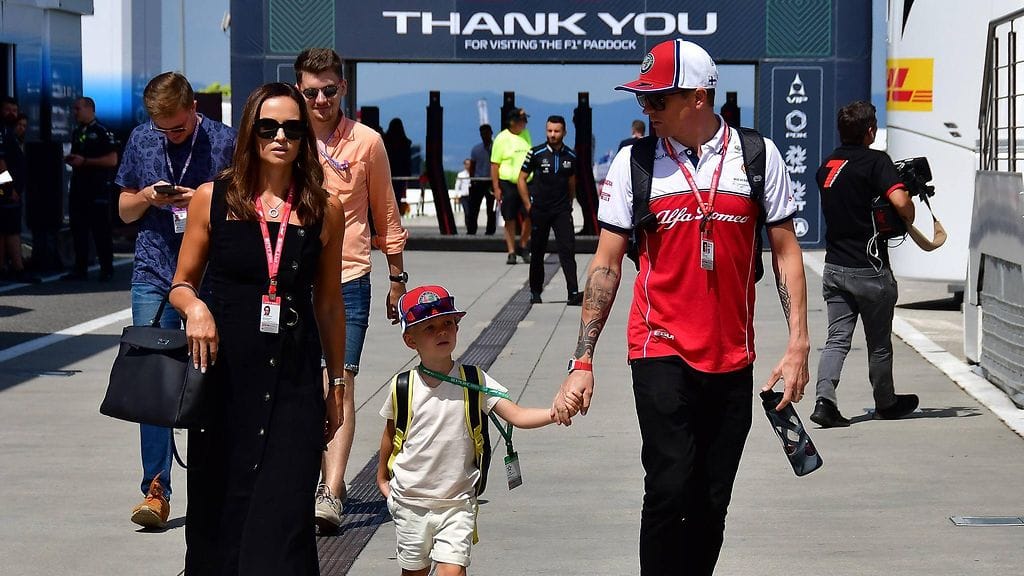 Kimi Räikkönen ja poika-Robin hurjastelivat vesiskootterilla.