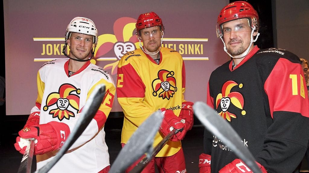 Jokerit on yrittänyt uusia muutakin kuin pelipaidan ilmeen. Peter Regin, Marko Anttila ja Sami Lepistö mannekiineina.