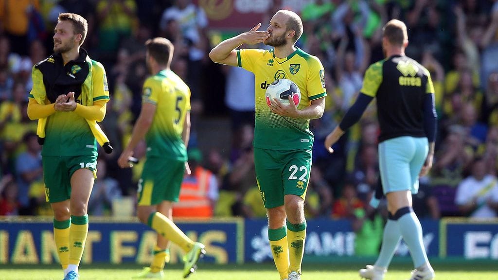 Hattutempun iskenyt Teemu Pukki jakoi lentosuukkoja faneille.