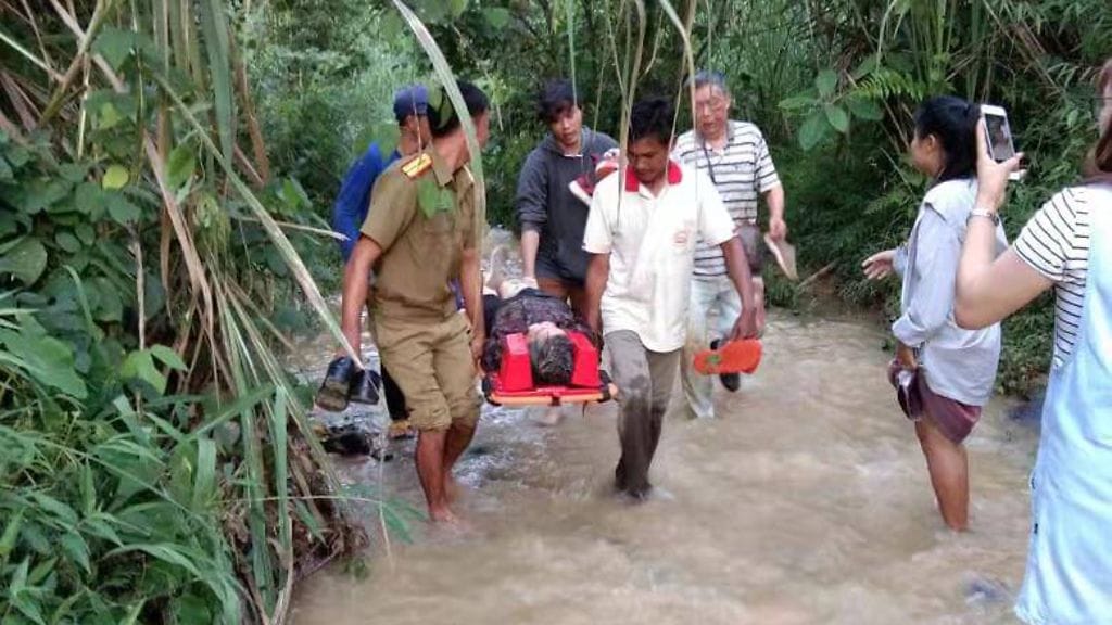Kyydissä oli viranomaisten mukaan yli 40 kiinalaisturistia, joista 31 loukkaantui. Kuvassa pelastustyöntekijät kantavat loukkaantuneita.