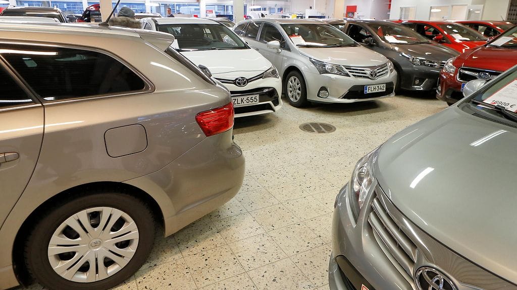 Kuvan autokauppa ei liity juttuun.