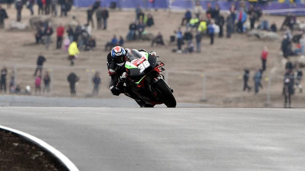 Bradley Smith tykitti maanantaina Iitin radalla testikierroksia Aprilialle.