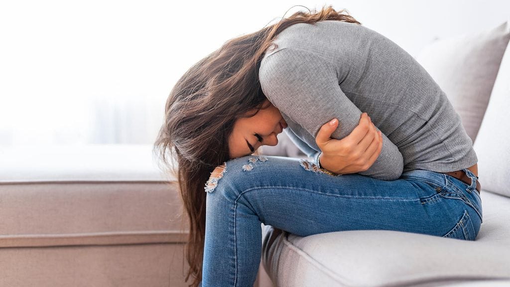 Loiskaksonen aiheutti intialaistytölle vatsakipuja. Kuvituskuva.