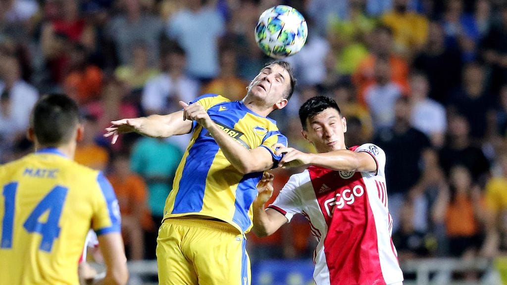 APOELin Andrija Pavlovic taisteli pallosta Ajaxin Lisandro Martinezia vastaan.