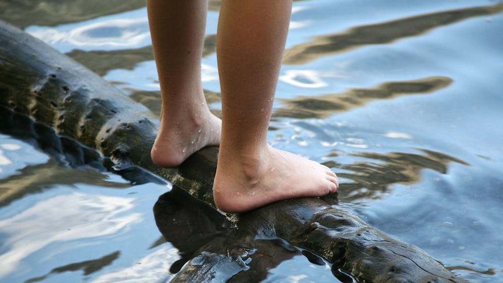 Pikkutyttö oli ilmeisesti nähnyt vedessä jotain mielenkiintoista ja hukkunut. Kuvituskuva.