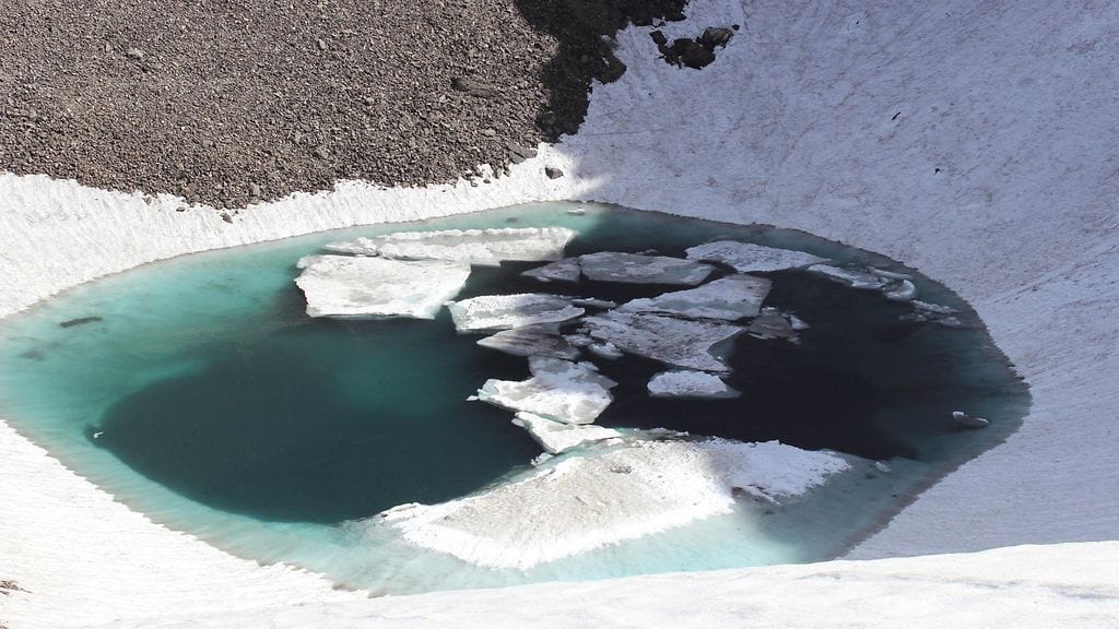 Roopkund -jäätikköjärven pohjaa.