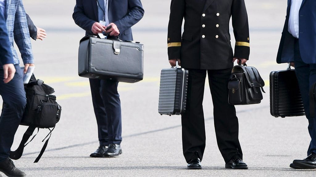 Onko kuvan upseerilla kädessään niin sanottu Tsheget?