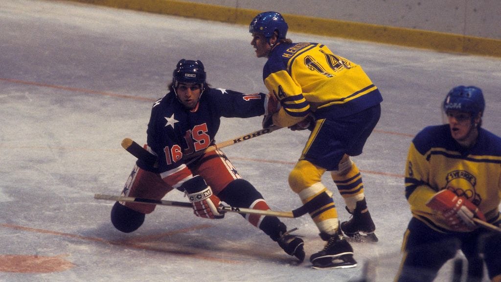 Mark Pavelich (vas.) voitti jääkiekon olympiakultaa Yhdysvaltain joukkueessa vuonna 1980.