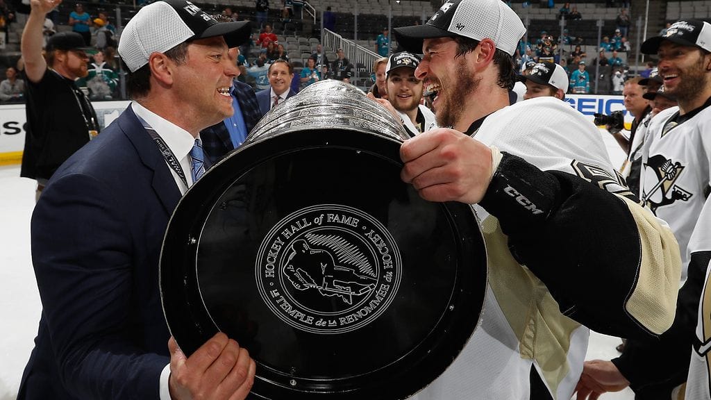 Bill Guerin juhli Stanley Cupia yhdessä Sidney Crosbyn kanssa vuonna 2016.