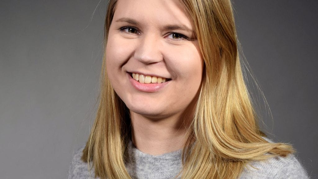 Katja paljastaa jo pariskunnan häissä tuoreelle aviomiehelleen knoppitietoa itsestään.