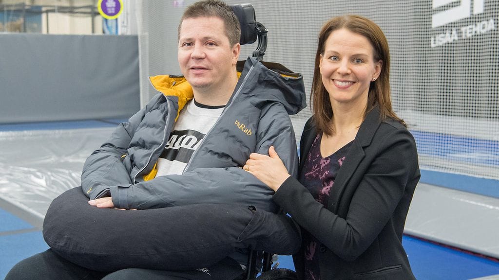 Entinen telinevoimistelija Jari Mönkkönen juhlii itsenäisyyspäivää Presidentinlinnassa yhdessä vaimonsa Sannan kanssa. Pariskunnalla on kolme lasta.