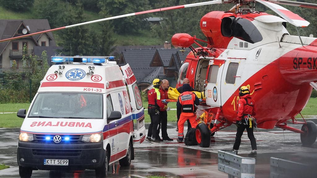 Turisteja kuljetettiin sairaalahoitoon Zakopanessa.