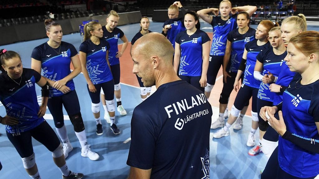 Tapio Kangasniemi veti harjoitukset naisten lentopallomaajoukkueelle.
