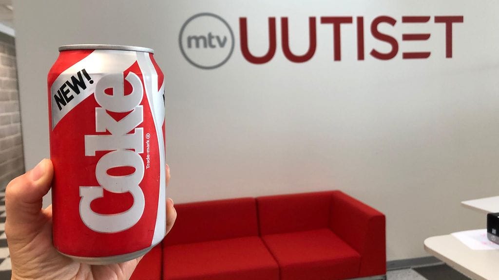 New Coke -tölkki MTV:n uutistoimituksessa.