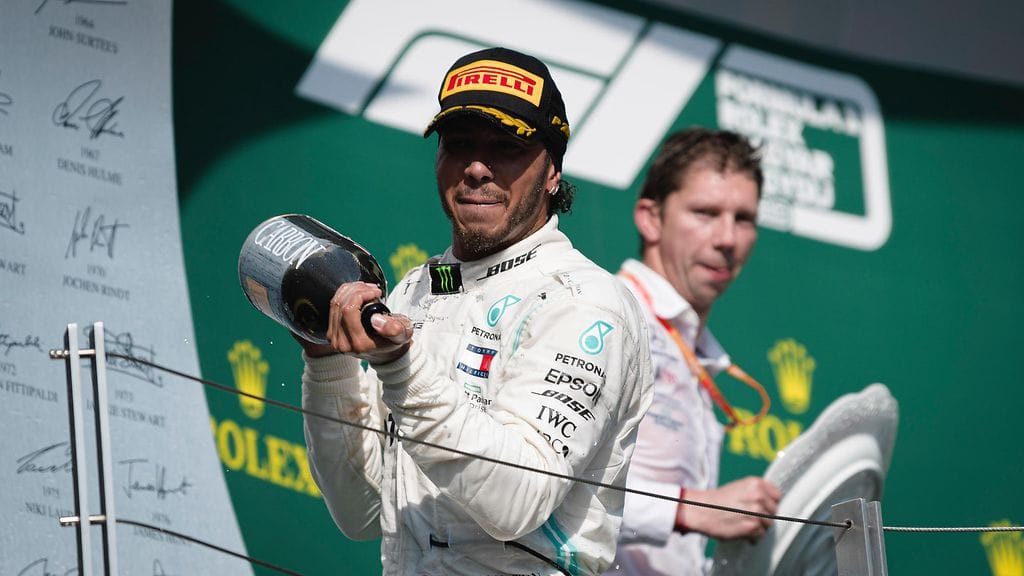 Hamilton juhli voittoa Unkarin GP:ssä ennen kesätaukoa.
