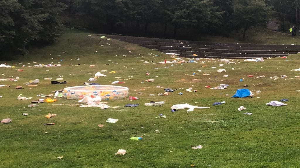 Kuva Alppipuistosta paljastaa siivottoman näyn lukiolaisten juhlien jälkeen.