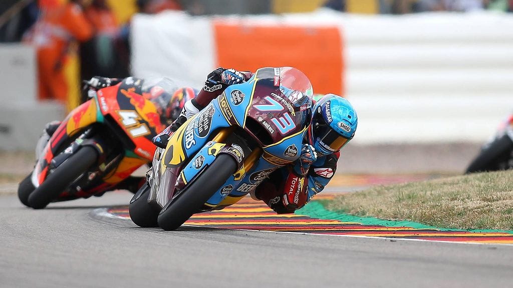 Alex Marquez (vas.) ja Brad Binder vauhdissa.