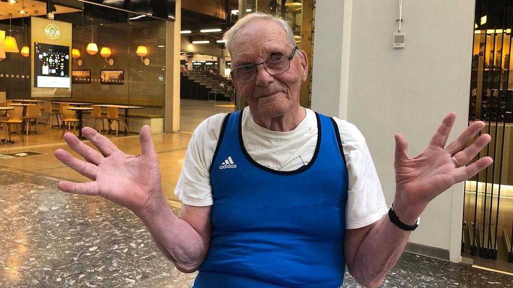 92-vuotias Pentti Piri voitti voimanostokilpailun viikonloppuna Helsingissä.