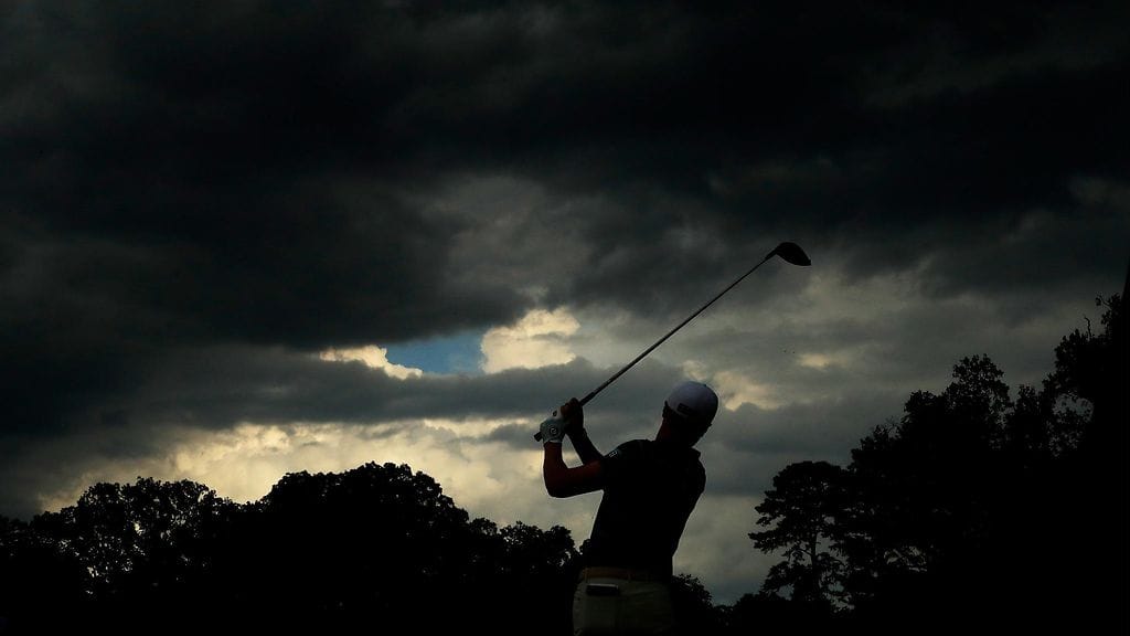 Justin Thomas lyö kuudennen reiän tiiltä Tour Championship -kilpailussa lauantaina 24. elokuuta. Thomas oli kärjessä, kun kisa keskeytettiin.