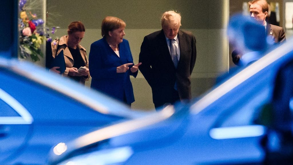 Saksan liittokansleri Angela Merkel ja Britannian pääministeri Boris Johnson poistuivat G7-kokouksesta 21. elokuuta.
