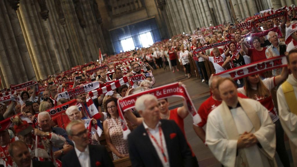 Kirkko turvi Kölnissä jalkapallokannattajia perjantaina.