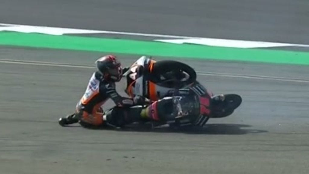 Albert Arenas ja Aron Canet kolaroivat Ison-Britannian Moto3-kisassa.