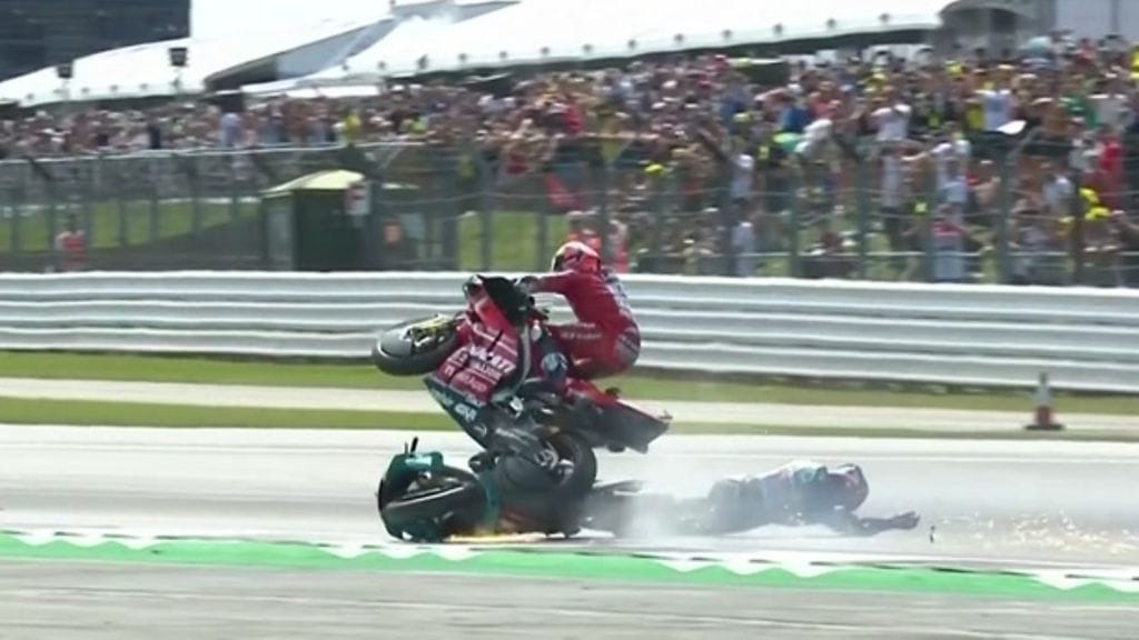 Andrea Dovizioso törmäsi Fabio Quartararon pyörään Ison-Britannian GP:ssä.