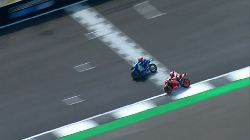 Alex Rins päihitti Marc Marquezin 13 tuhannesosalla Ison-Britannian GP:ssä.