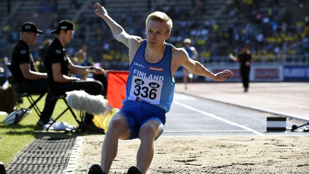 Kristian Pulli hyppi Ruotsi-ottelussa kelpo siivuja.